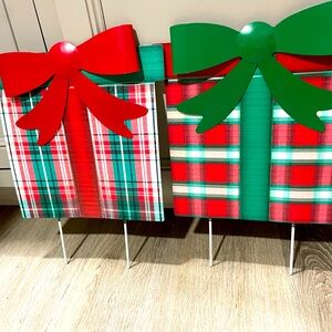 NWT XL Christmas Oresent Plaid Design Yard Stakes